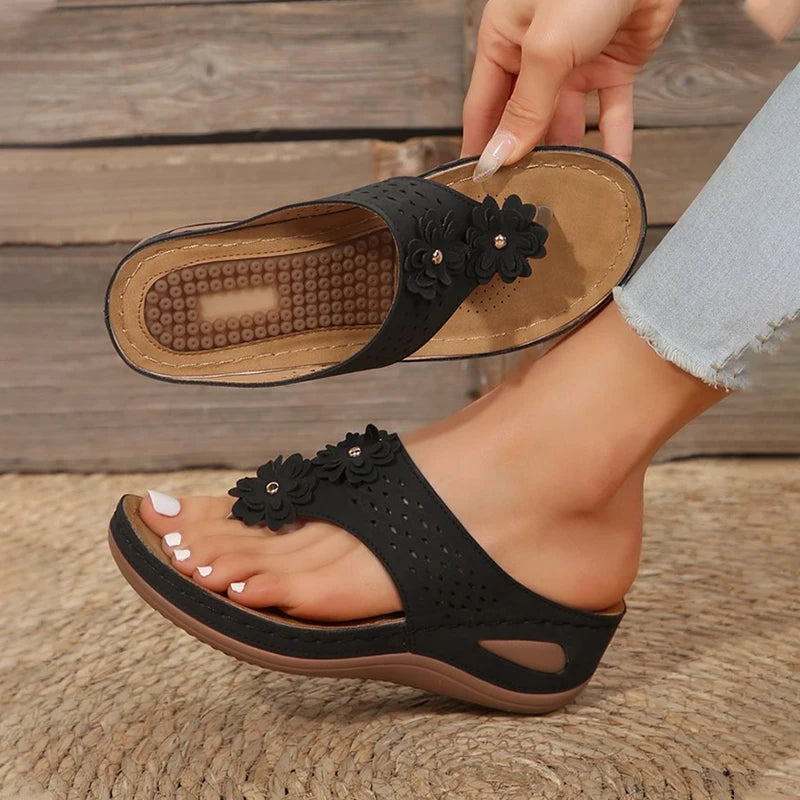 Women's Flip-Flops for Outdoor Wear, New Summer Style with Massage Beads, Fashionable Casual Wedge Heel, Thick-Soled Beach Shoes