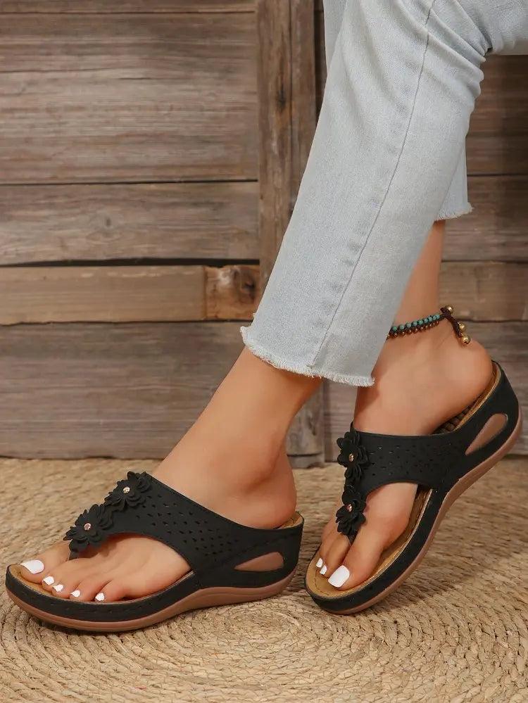 Women's Flip-Flops for Outdoor Wear, New Summer Style with Massage Beads, Fashionable Casual Wedge Heel, Thick-Soled Beach Shoes